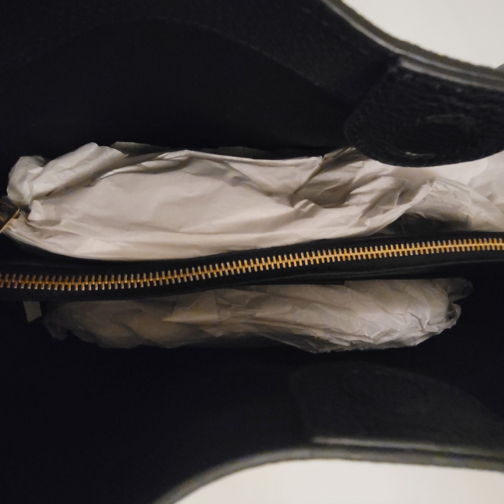 Marc Jacobs Black Leather Tote Bag with Gold Logo - Picture 8 of 11